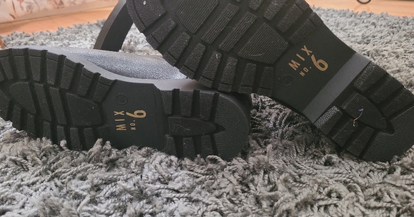 Leather booties 🖤 on trend lug sole 🖤 Chelsea - Picture 3 of 5